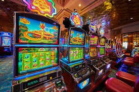 Dealer profesional sedang memainkan permainan kartu di benteng69 Live Casino